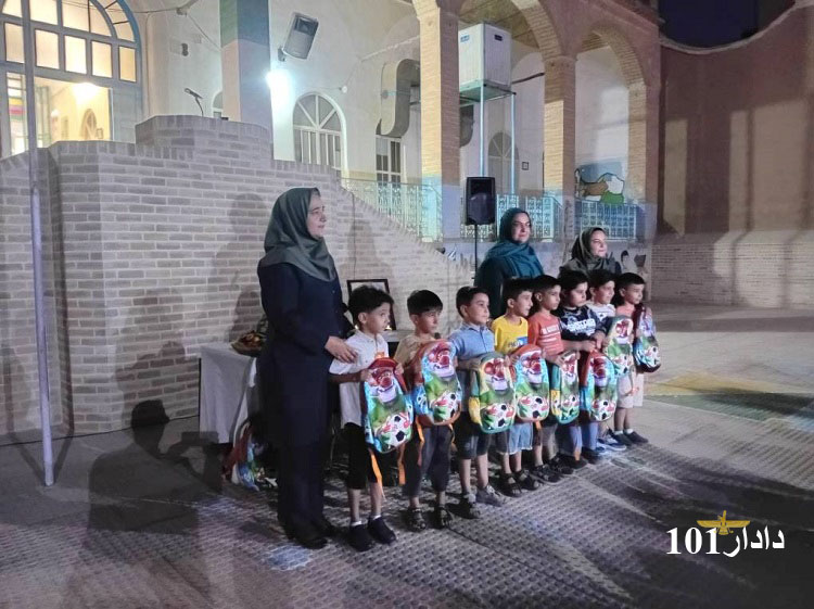 پیشکش هدیه به دانش آموزان دبستان دینیاری
