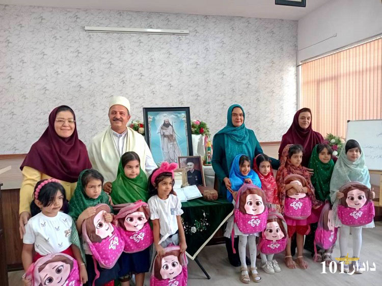 پیشکش هدیه به دانش آموزان دبستان مارکار به همراه موبد پولادی